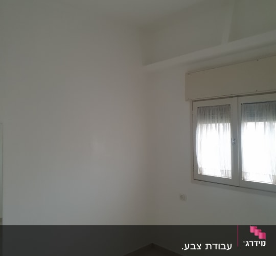 קיר לבן צבוע בחדר ריק עם חלון